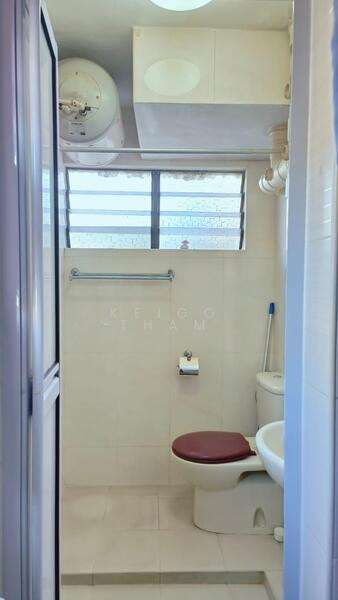 430 Clementi Avenue 3 HDB Flat For Sale at S$ 700,000 | PropertyGuru Singapore - Bathroom