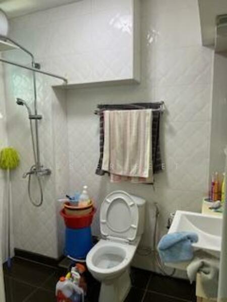 669B Jurong West Street 64 HDB Flat For Sale at S$ 820,000 | PropertyGuru Singapore - Bathroom