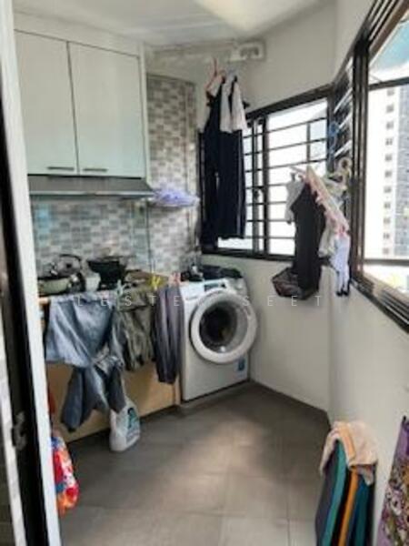 669B Jurong West Street 64 HDB Flat For Sale at S$ 820,000 | PropertyGuru Singapore - Balcony