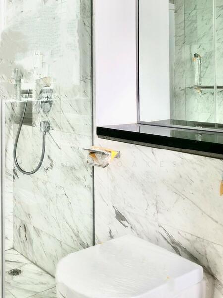 Bright and clean-lined bathroom! Stylish