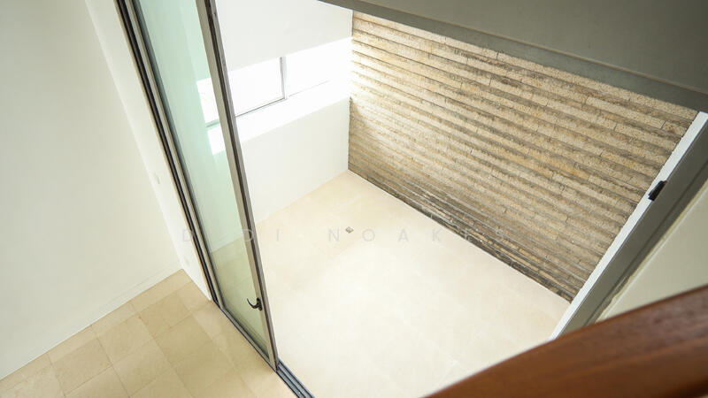 Sheltered Airwell Courtyard Rm - Lovely!