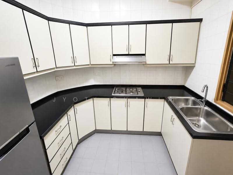 Mandarin Gardens, 1 Siglap Road, East Coast / Marine Parade, 2 Bedrooms, 1,001 sqft, Condominium For Sale, by Jyoti Chawla, 500024001 - Kitchen - PropertyGuru.com.sg
