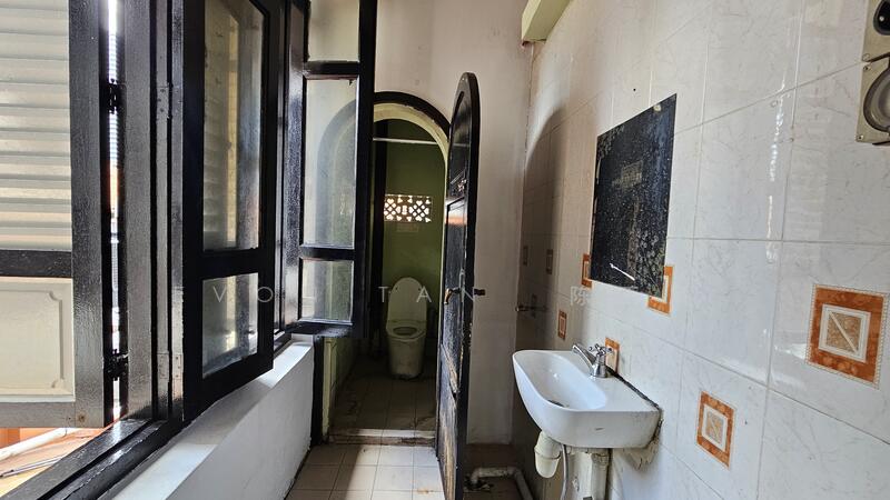 ✨ 2F Shophouse in Kandahar Street, Office Approved, Kandahar Street | Arab Street | North Bridge Road, 899 sqft, Shop / Shophouse For Rent, by Evon Tan 陈玉凤, 500024498 - Bathroom - CommercialGuru.com.sg
