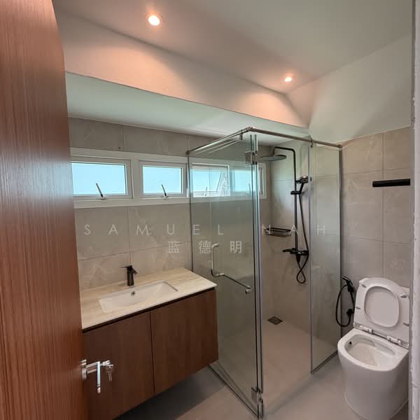 Adelphi Park Estate, Gardenia Road, 6 Bedrooms, 6,000 sqft, Detached House For Rent, by Samuel Nah 蓝德明, 500024629 - Bathroom 1st floor - PropertyGuru.com.sg
