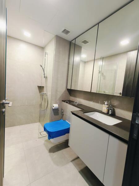Sky Eden @ Bedok, 1 Bedok Central, 3 Bedrooms, 893 sqft, Condominium For Rent, by Lee Soo Kim, 500024857 - Common bath - PropertyGuru.com.sg