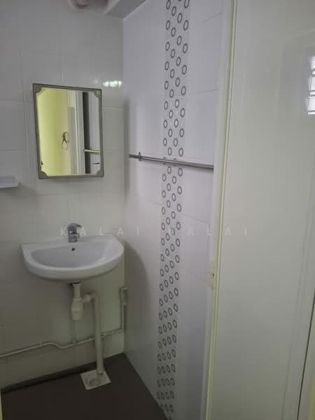 303 Jurong East Street 32, 303 Jurong East Street 32, 2 Bedrooms, 721 sqft, HDB Flat For Sale, by Kalai Kalai, 500024877 - Bathroom - PropertyGuru.com.sg