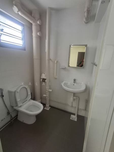 303 Jurong East Street 32, 303 Jurong East Street 32, 2 Bedrooms, 721 sqft, HDB Flat For Sale, by Kalai Kalai, 500024877 - Bathroom - PropertyGuru.com.sg