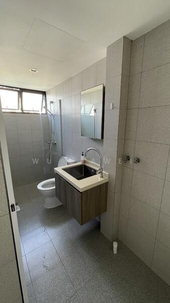 Dual Key Studio Ensuite Bathroom