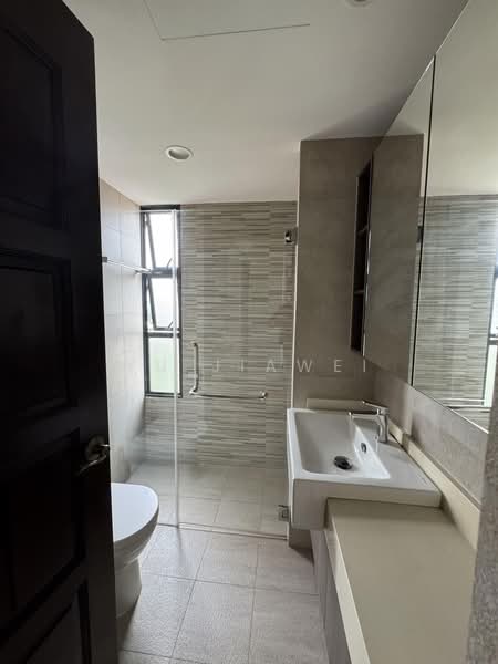 Pandan Valley, 4 Pandan Valley, 4 Bedrooms, 2,142 sqft, Condominium For Sale, by Wu JiaWei, 500024992 - Common Bathroom - PropertyGuru.com.sg