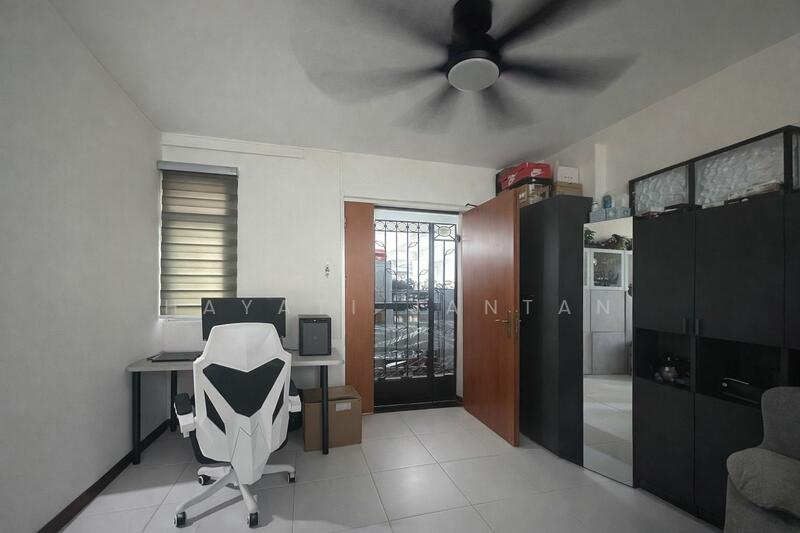 450 Yishun Ring Road HDB Flat For Sale at S$ 648,000 | PropertyGuru Singapore - Study