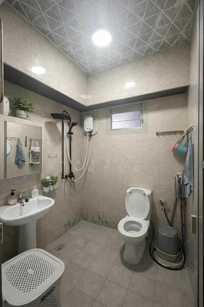 450 Yishun Ring Road HDB Flat For Sale at S$ 648,000 | PropertyGuru Singapore - Bathroom