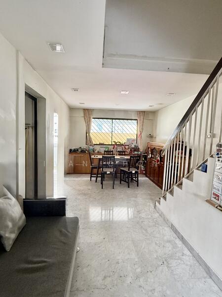 Elegant marble flooring througout