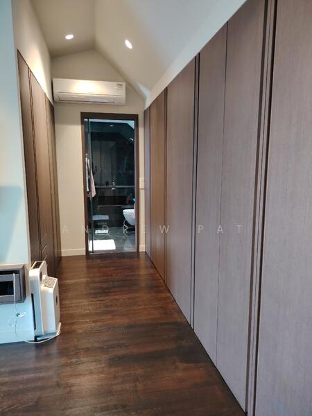 Passageway towards ensuite bathroom