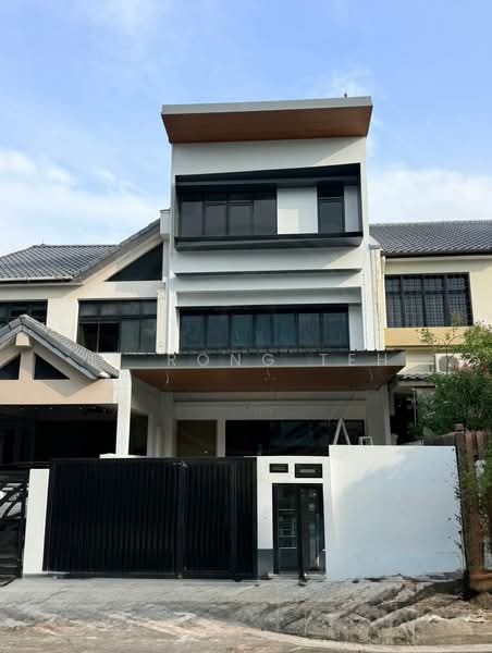 ❤️ RARE MULTI GENERATIONAL FREEHOLD IN D16 SIMPANG BEDOK!, Simpang Bedok / Jalan Pari Burong / Jalan Pari Dedap /, 7 Bedrooms, 5,263 sqft, Terraced House For Sale, by Li Rong Teh, 500026792 - Exterior - PropertyGuru.com.sg