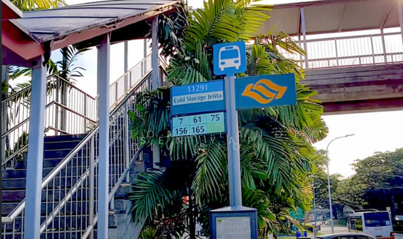 For Sale - Quiet Semi-D Within 1km of Henry Park Primary.