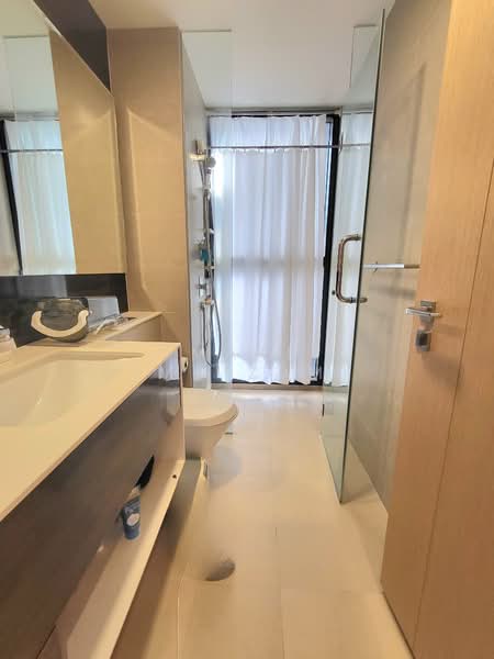 Commonwealth Towers Condominium For Sale at S$ 1,880,000 | PropertyGuru Singapore - Common Bathroom