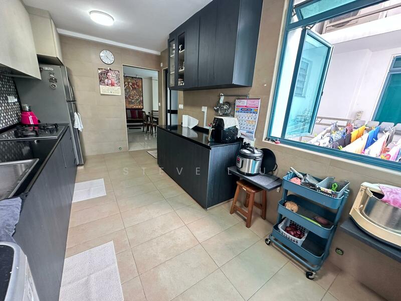 185 Edgefield Plains HDB Flat For Sale at S$ 700,000 | PropertyGuru Singapore - Kitchen