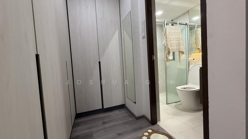 Walk-In Wardrobe & Bathroom