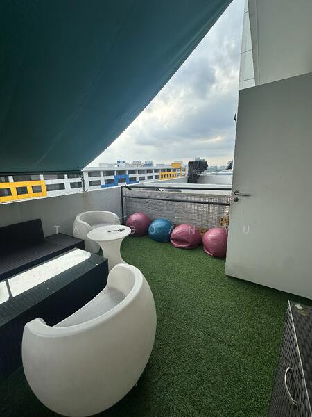 Tradehub 21, 18 Boon Lay Way, 1,055 sqft, Light Industrial (B1) For Rent, by Tan Guan Yu, 500027246 - Balcony - CommercialGuru.com.sg