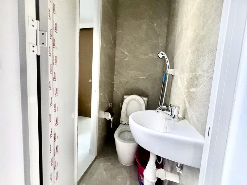 Bathroom &shower between kitchen/utility