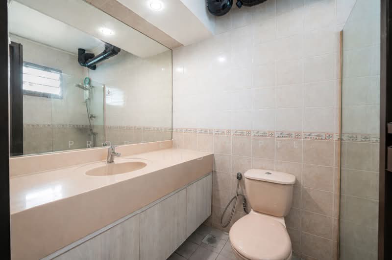669B Jurong West Street 64 HDB Flat For Sale at S$ 600,000 | PropertyGuru Singapore - Bathroom