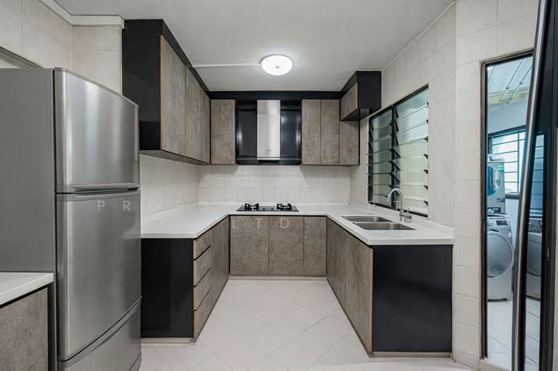 669B Jurong West Street 64 HDB Flat For Sale at S$ 600,000 | PropertyGuru Singapore - Kitchen