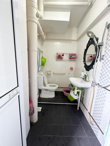 234 Hougang Avenue 1 HDB Flat For Sale at S$ 640,000 | PropertyGuru Singapore - Bathroom