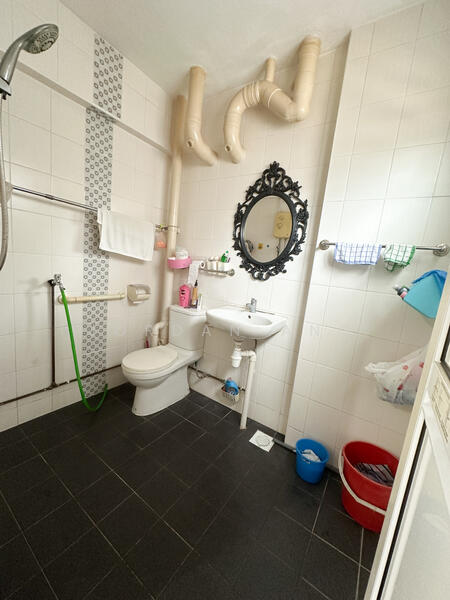 234 Hougang Avenue 1 HDB Flat For Sale at S$ 640,000 | PropertyGuru Singapore - Bathroom