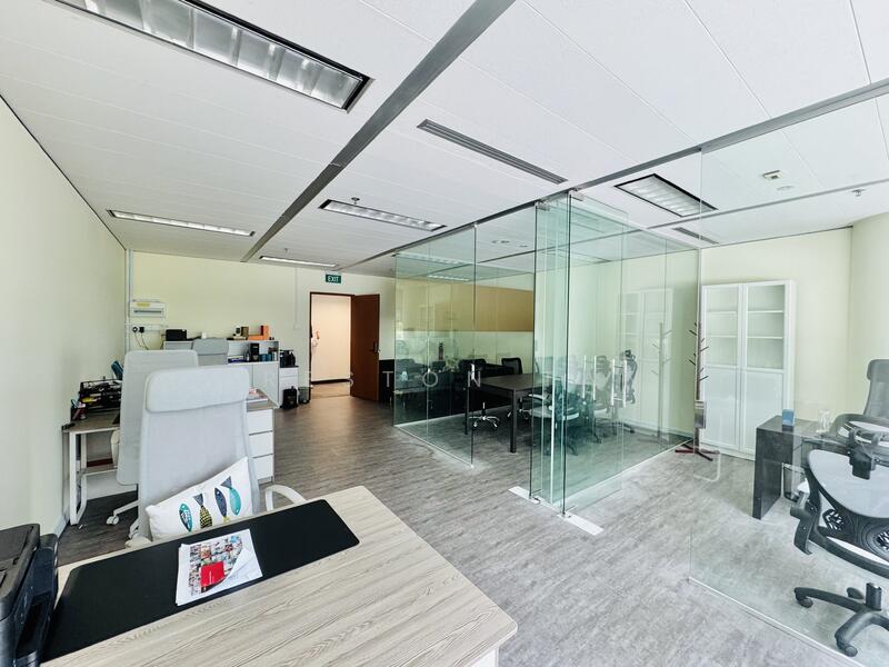 Gateway East, 152 Beach Road, Beach Road / Bugis / Rochor, 630 sqft, Office For Rent, by Preston Tan, 500028165 - Interior - CommercialGuru.com.sg