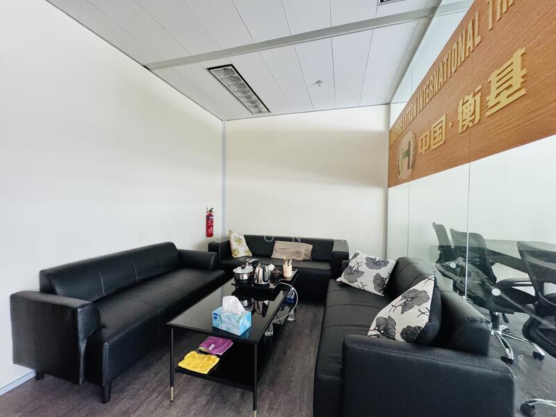 Gateway East, 152 Beach Road, Beach Road / Bugis / Rochor, 630 sqft, Office For Rent, by Preston Tan, 500028165 - Living Room - CommercialGuru.com.sg