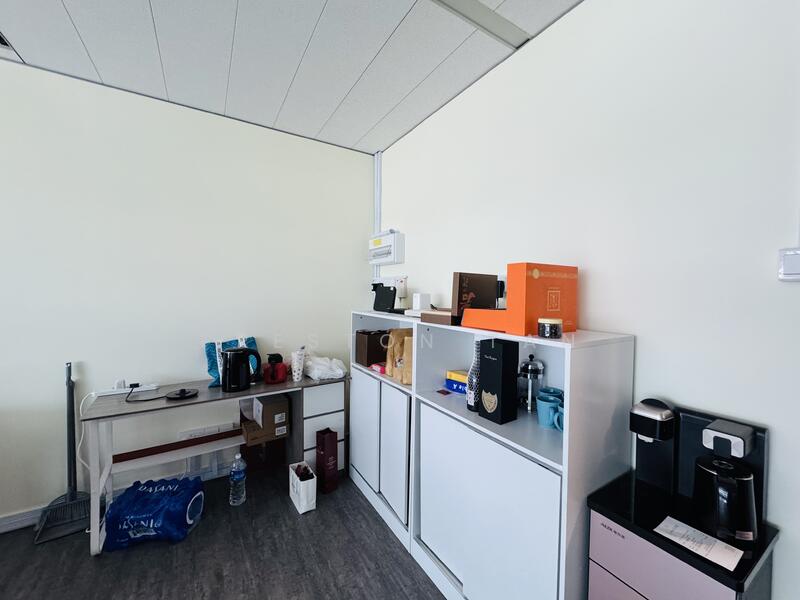Gateway East, 152 Beach Road, Beach Road / Bugis / Rochor, 630 sqft, Office For Rent, by Preston Tan, 500028165 - Interior - CommercialGuru.com.sg