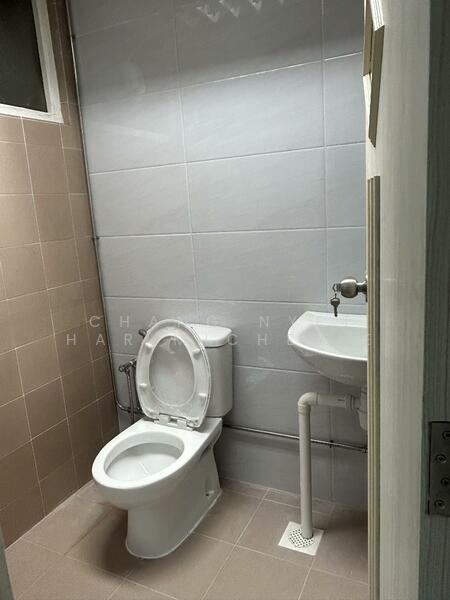 Textile Centre, 200 Jalan Sultan, 883 sqft, Office For Rent, by Chang Nyet Har Michelle, 500028186 - Bathroom - CommercialGuru.com.sg