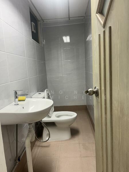 Textile Centre, 200 Jalan Sultan, 883 sqft, Office For Rent, by Chang Nyet Har Michelle, 500028186 - Bathroom - CommercialGuru.com.sg