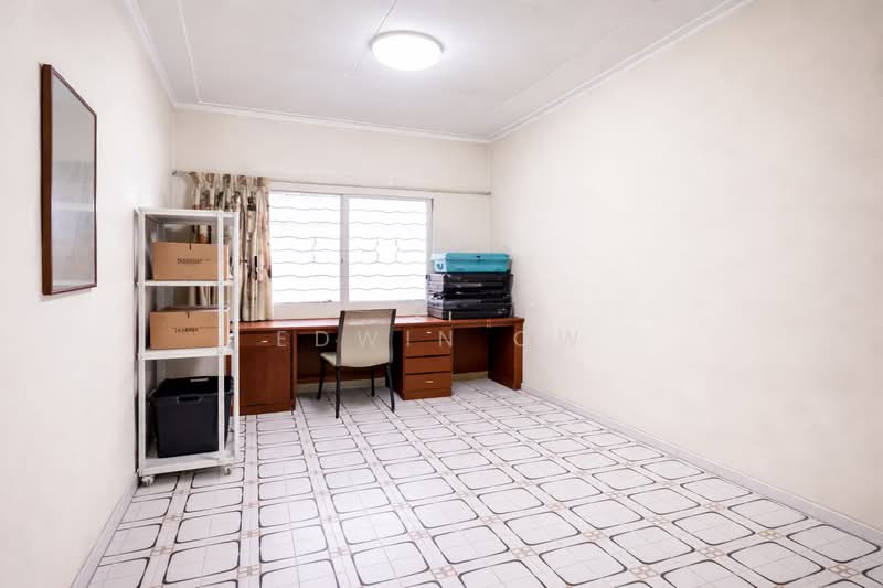1KM TAO NAN ! PRIME LOCATION 2 STOREY TERR WALK TO MRT AT DISTRICT 15, EAST COAST RD / TELOK KURAU / MARINE PARADE, 4 Bedrooms, 2,000 sqft, Terraced House For Sale, by Edwin Ow, 500028424 - Bedroom - PropertyGuru.com.sg