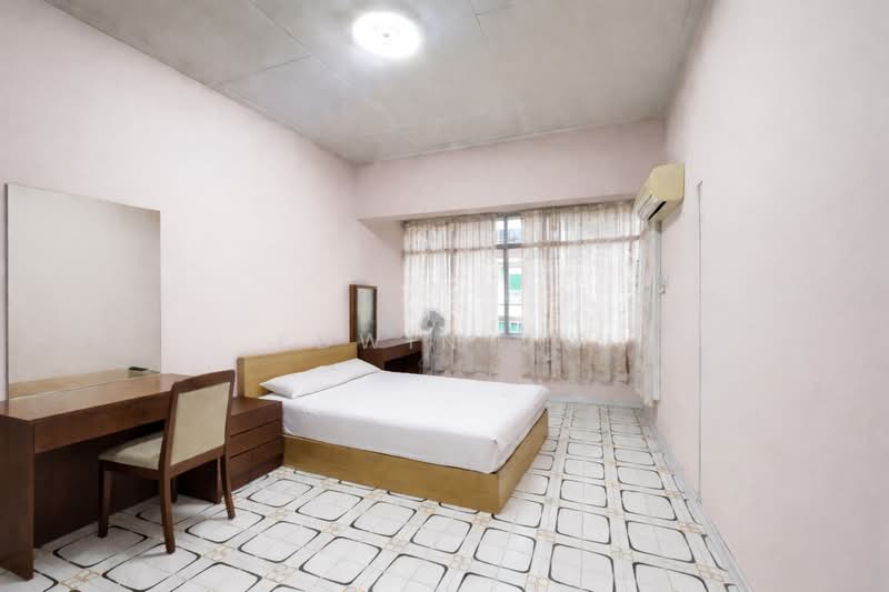 1KM TAO NAN ! PRIME LOCATION 2 STOREY TERR WALK TO MRT AT DISTRICT 15, EAST COAST RD / TELOK KURAU / MARINE PARADE, 4 Bedrooms, 2,000 sqft, Terraced House For Sale, by Edwin Ow, 500028424 - Bedroom - PropertyGuru.com.sg