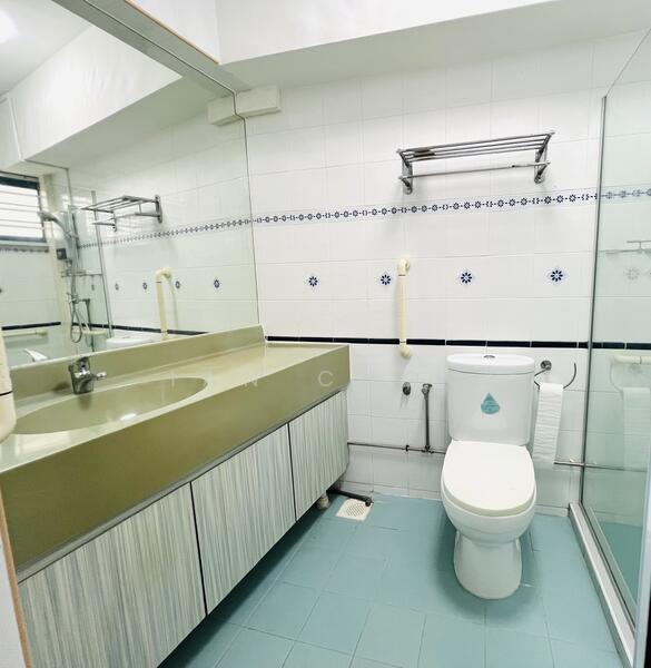 467 Admiralty Drive HDB Flat For Sale at S$ 685,000 | PropertyGuru Singapore - Bathroom