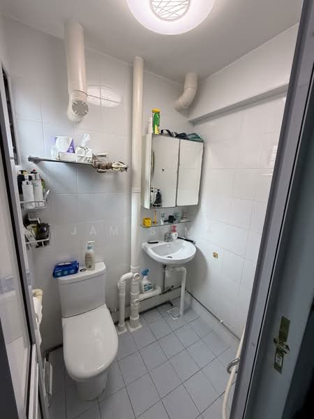 122 Ang Mo Kio Avenue 3, 122 Ang Mo Kio Avenue 3, 3 Bedrooms, 990 sqft, HDB Flat For Sale, by James Mao, 500029914 - Bathroom - PropertyGuru.com.sg