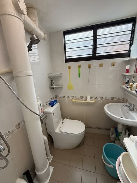 122 Ang Mo Kio Avenue 3, 122 Ang Mo Kio Avenue 3, 3 Bedrooms, 990 sqft, HDB Flat For Sale, by James Mao, 500029914 - Bathroom - PropertyGuru.com.sg
