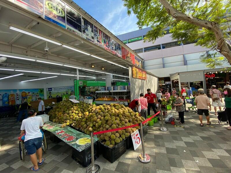 Sheng-Siong-Durian-Sale-at-Bedok Central