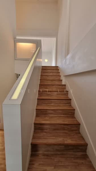 120 Hougang Avenue 1 HDB Flat For Sale at S$ 1,000,000 | PropertyGuru Singapore - Stairs