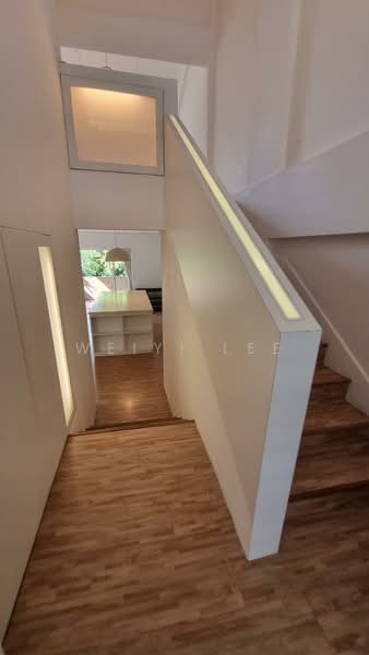 120 Hougang Avenue 1 HDB Flat For Sale at S$ 1,000,000 | PropertyGuru Singapore - Split level stairs