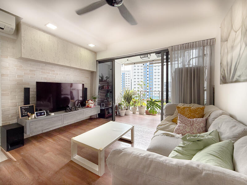 Living Room w Balcony