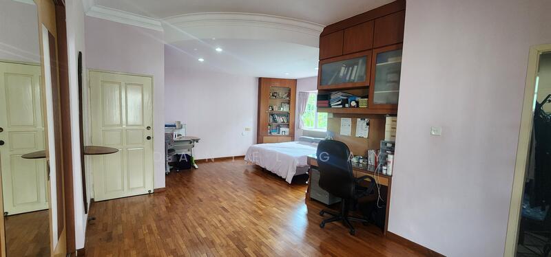 Huge well ventilated Master Bedroom