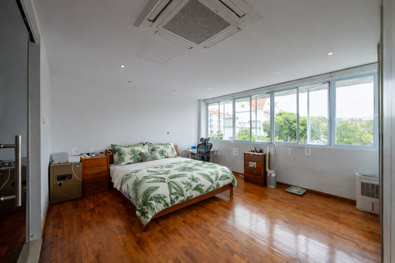 Freehold Corner Terrace ,Huge Garden at Tamarind road Corner Terrace For Sale at S$ 6,200,000 | PropertyGuru Singapore - Master Bedroom