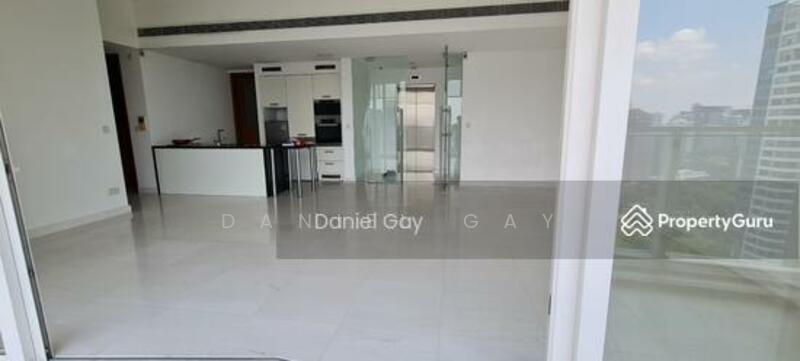 Spacious & bright Living Room