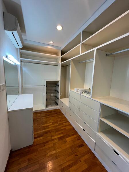 Master 1 Walk-in Closet