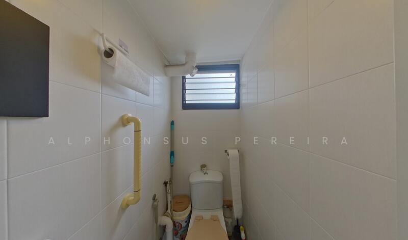 220 Lorong 8 Toa Payoh HDB Flat For Sale at S$ 505,000 | PropertyGuru Singapore - Bathroom