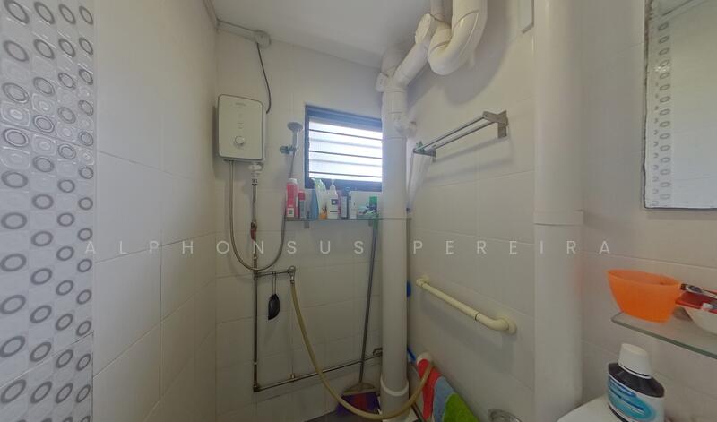 220 Lorong 8 Toa Payoh HDB Flat For Sale at S$ 505,000 | PropertyGuru Singapore - Bathroom