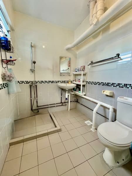 113 Clementi Street 13 HDB Flat For Sale at S$ 760,000 | PropertyGuru Singapore - Bathroom