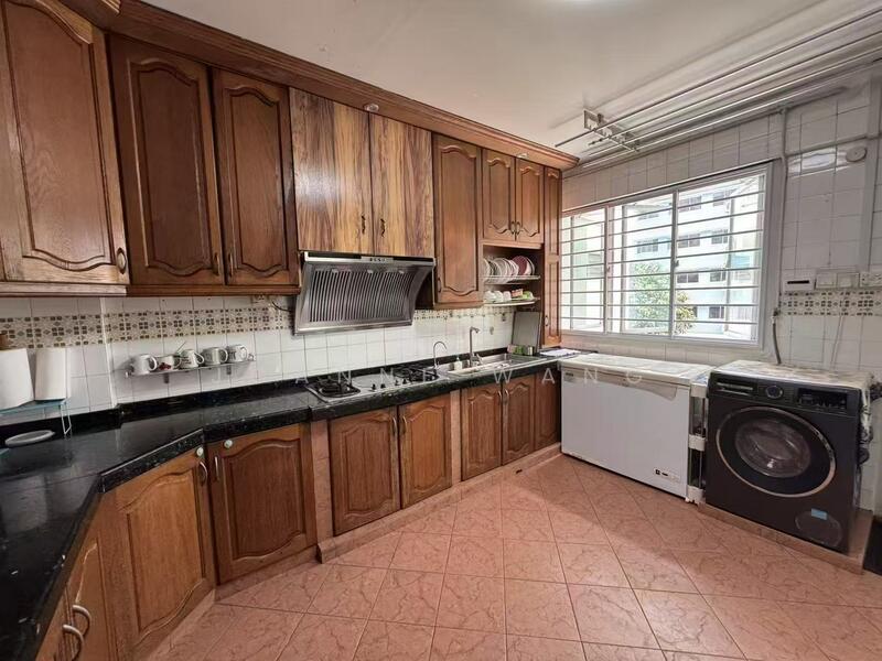 352 Choa Chu Kang Central HDB Flat For Sale at S$ 600,000 | PropertyGuru Singapore - Kitchen